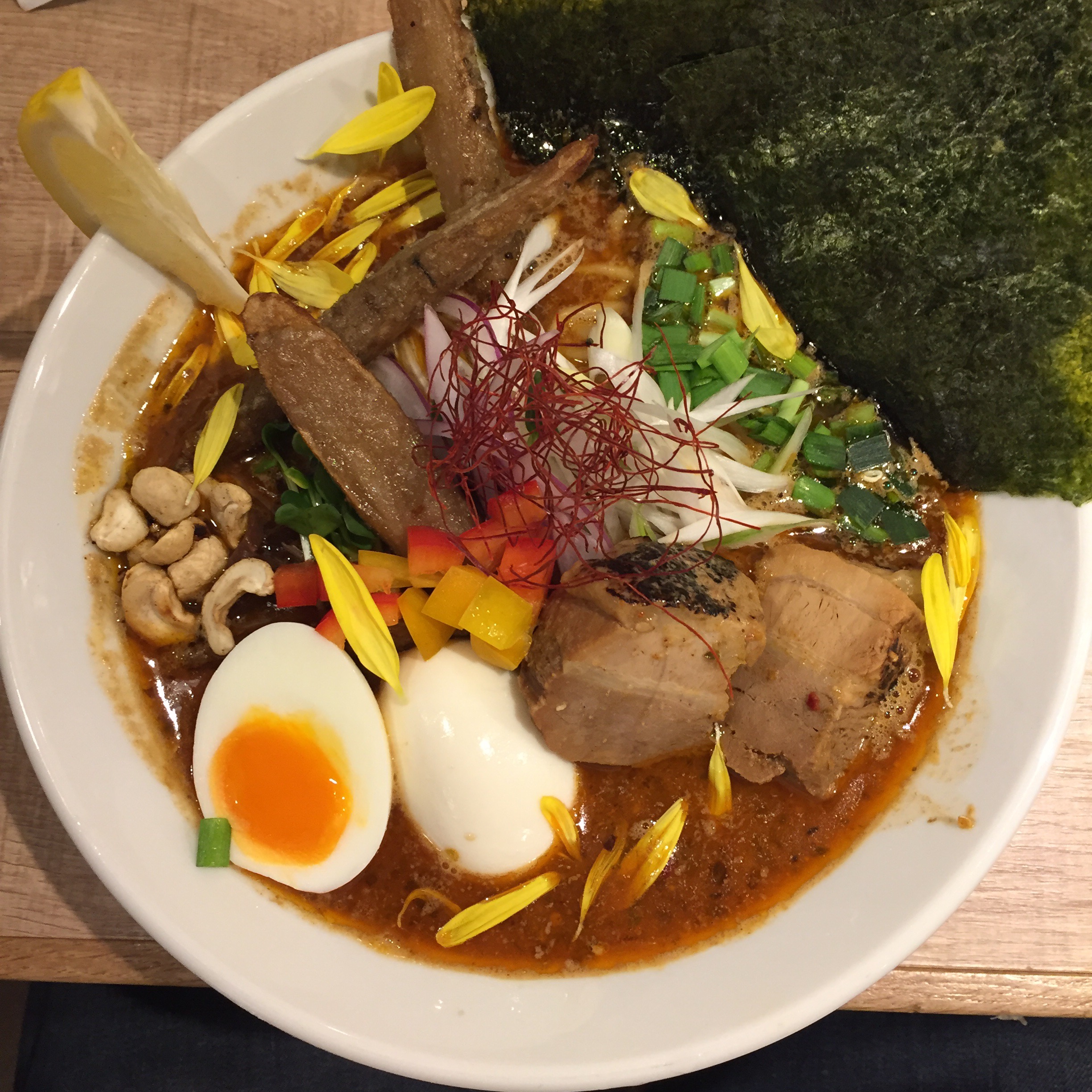 スープカレーのお店が作るスパイスラーメンが不思議な味で美味しい。点と線（下北沢）